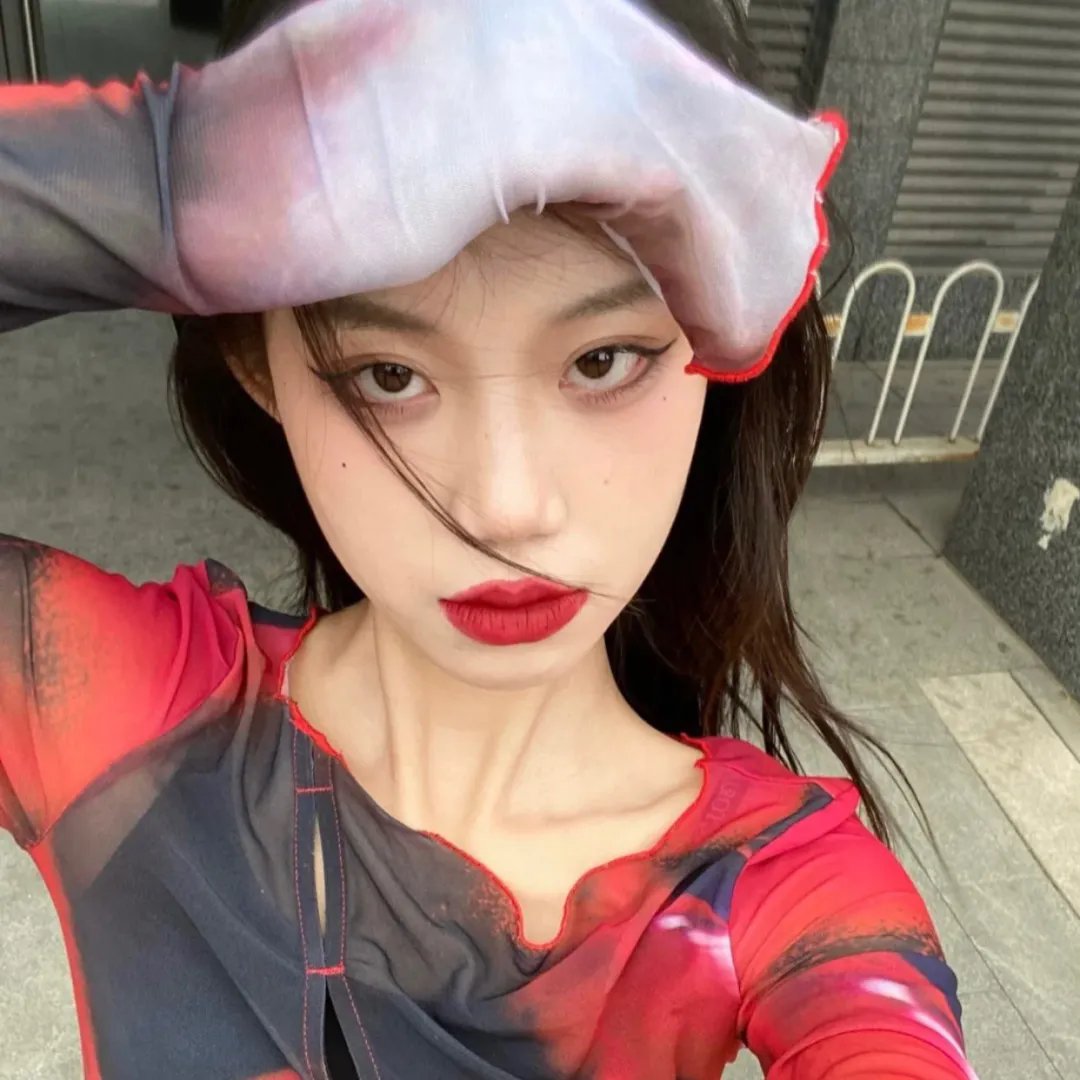 黑色十人之女首屏图